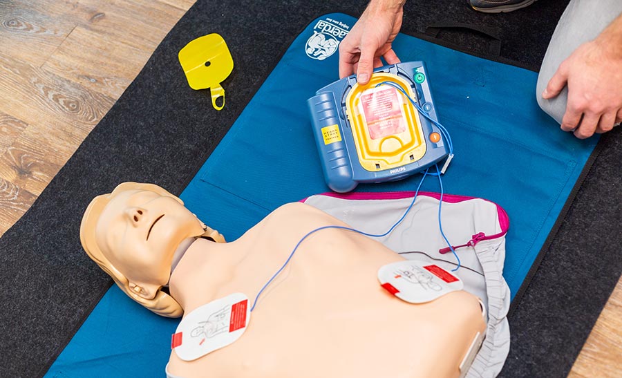 Defibrillator Übung - jedentagerstehilfe.de